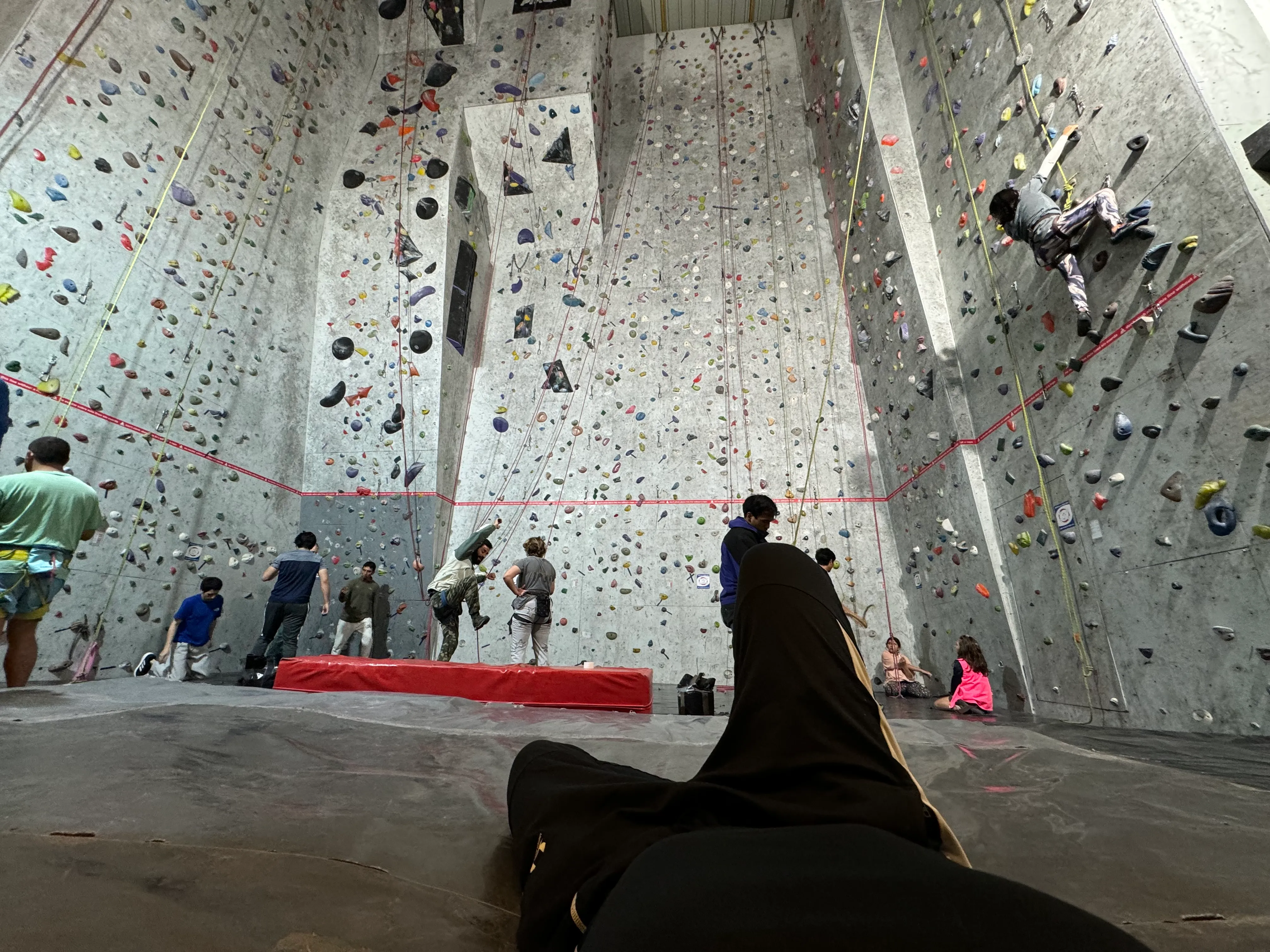Frank Alayza entrenando en una palestra de escalada